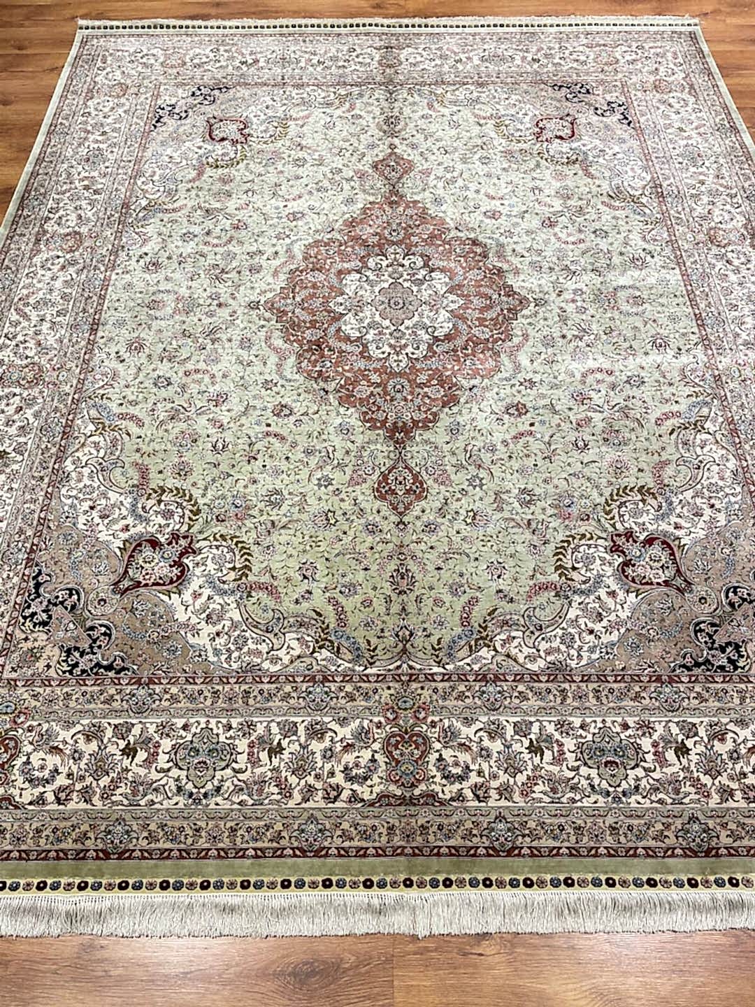 Saf İpek Madalyonlu El Dokuma Halı